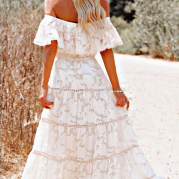 NWT WHITE OFF-THE-SHOULDER RUFFLED LACE MAXI DRESS Medium - Picture 8 of 17